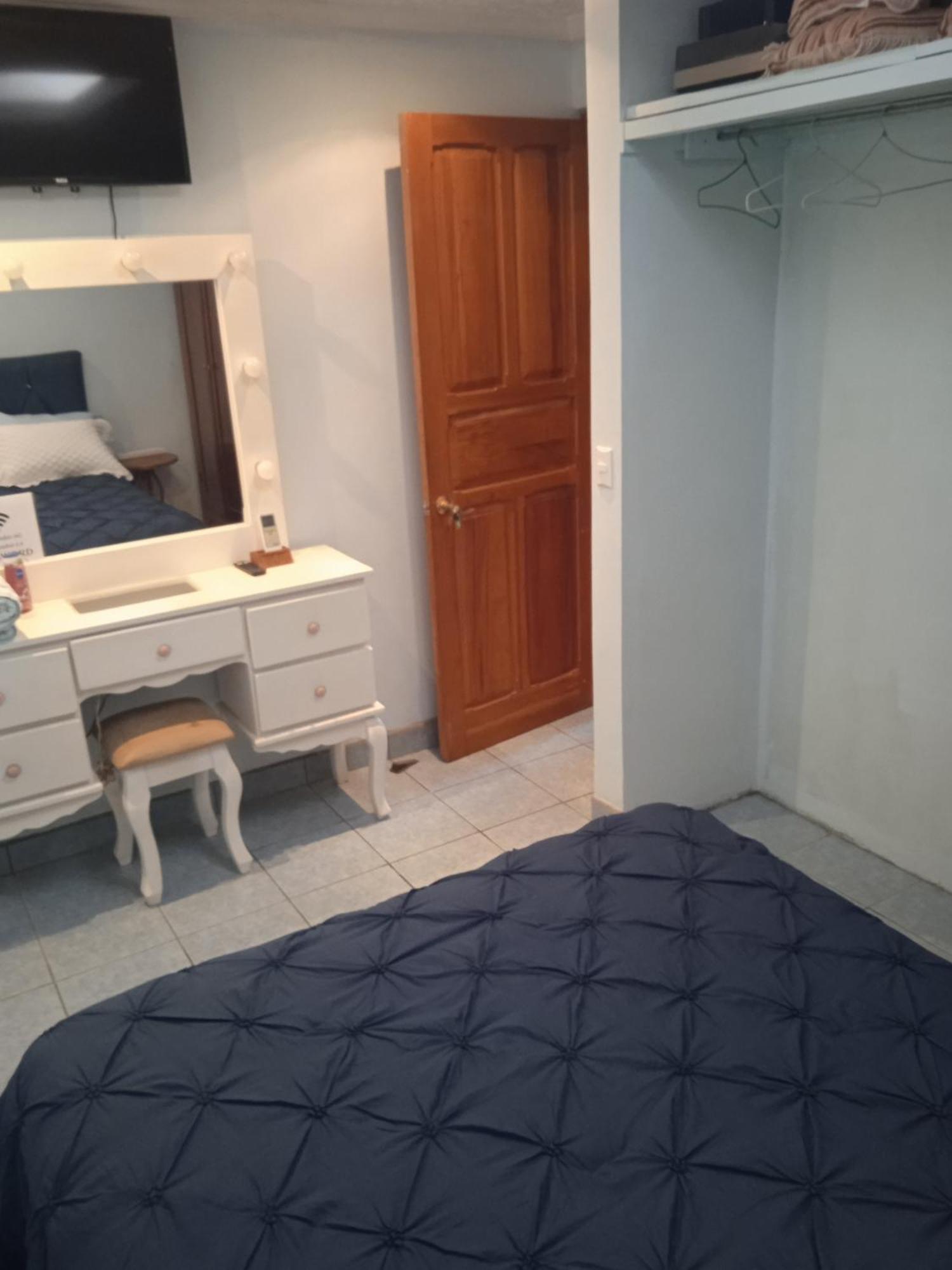 Alexander B&B 알라후엘라 외부 사진